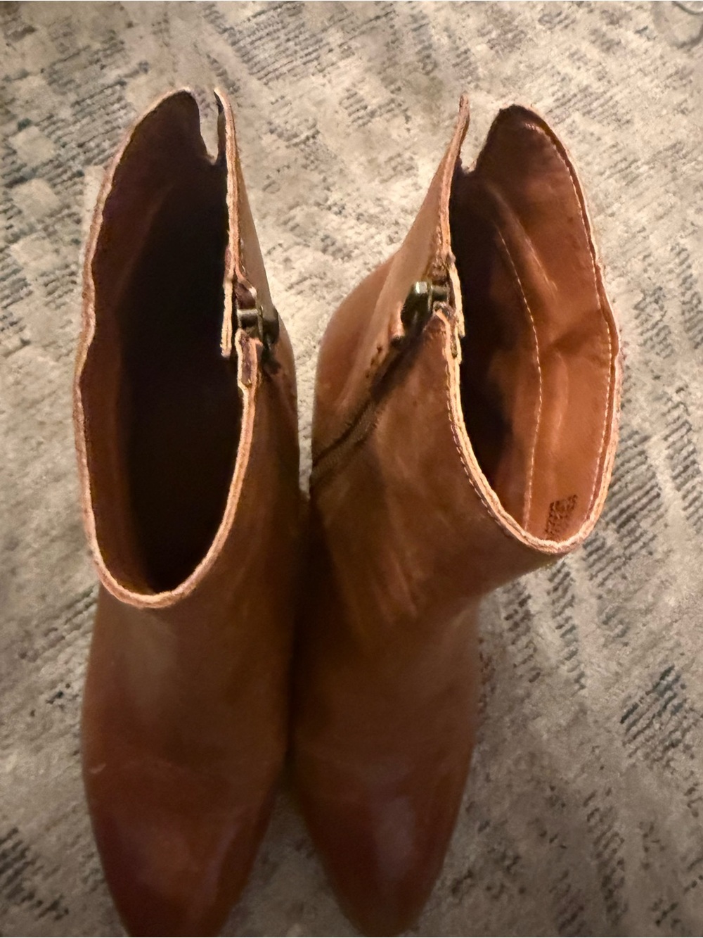 Frye Meghan Chestnut Brown Leather Ankle Booties with Block Heel. - Picture 4 of 16